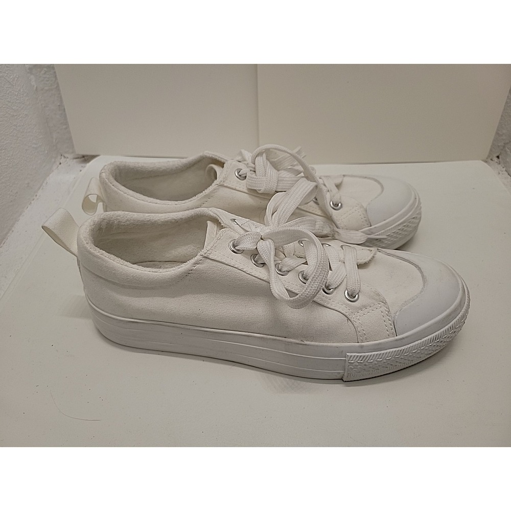 HEEZ Women Size 8 White Canvas Shoes Low Top Lace Up Sneakers Tennis Shoes